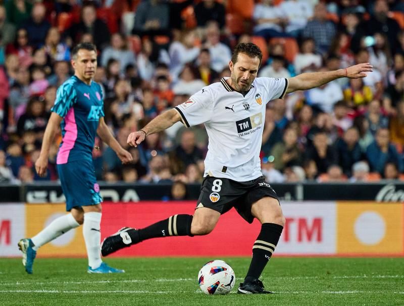 Los héroes del triplete del Valencia CF, reunidos en el césped de Mestalla