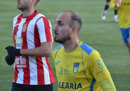 Panucci, delantero del CD Dénia durante un partido.