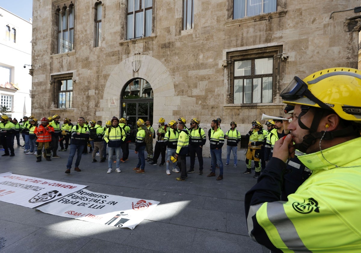 Concentración de bomberos ante el Palau de la Generalitat.