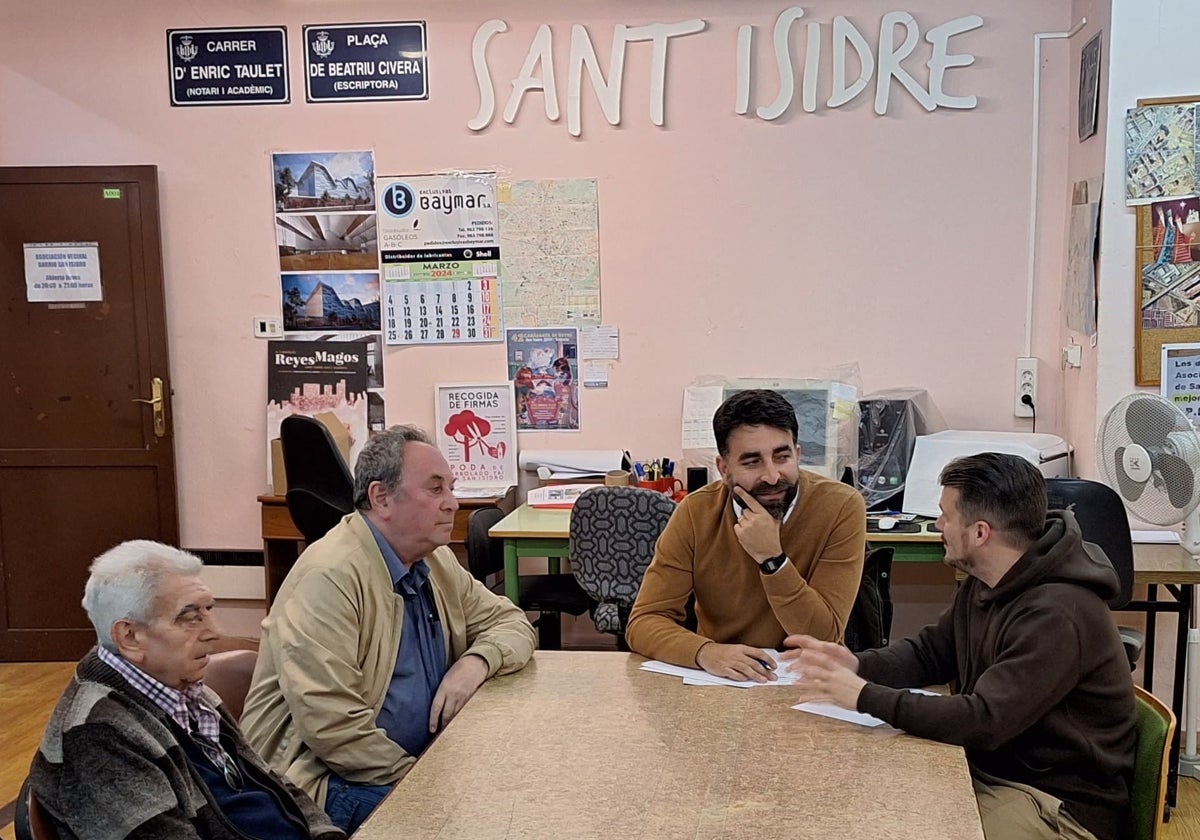 El concejal Mateo, con los vecinos de San Isidro.