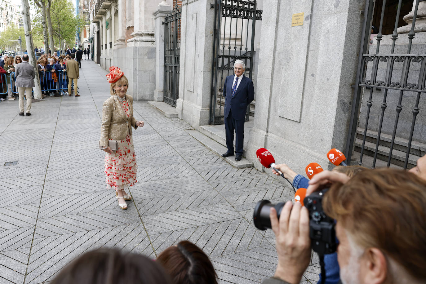 Las fotos de la boda de Almeida: los looks más atrevidos de los invitados