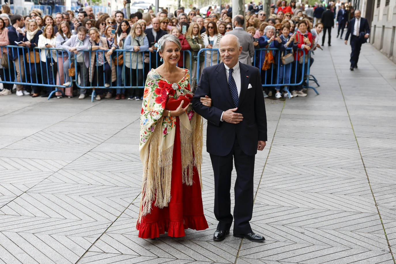 Las fotos de la boda de Almeida: los looks más atrevidos de los invitados