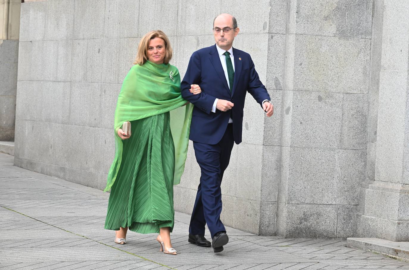 Las fotos de la boda de Almeida: los looks más atrevidos de los invitados