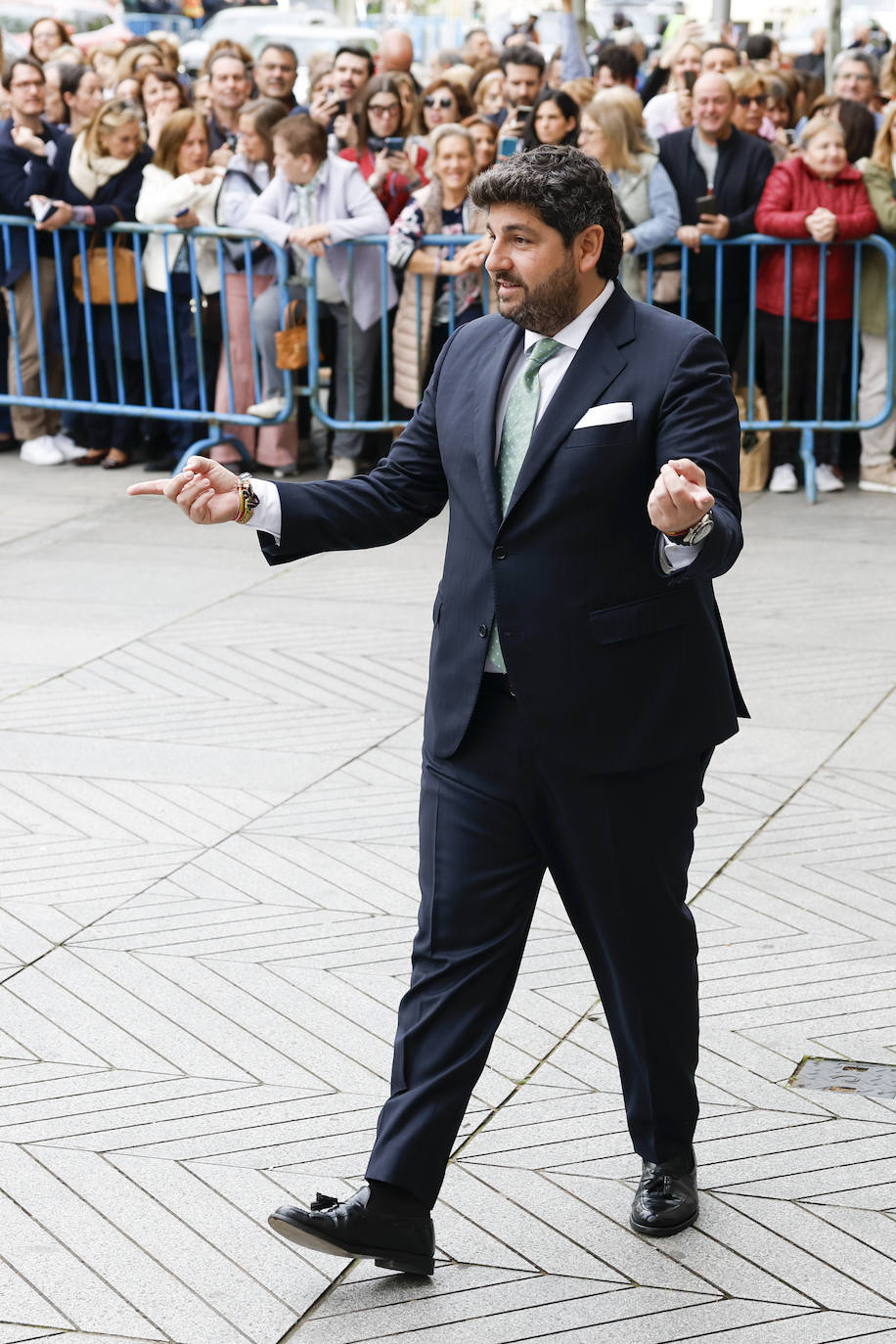 Las fotos de la boda de Almeida: los looks más atrevidos de los invitados