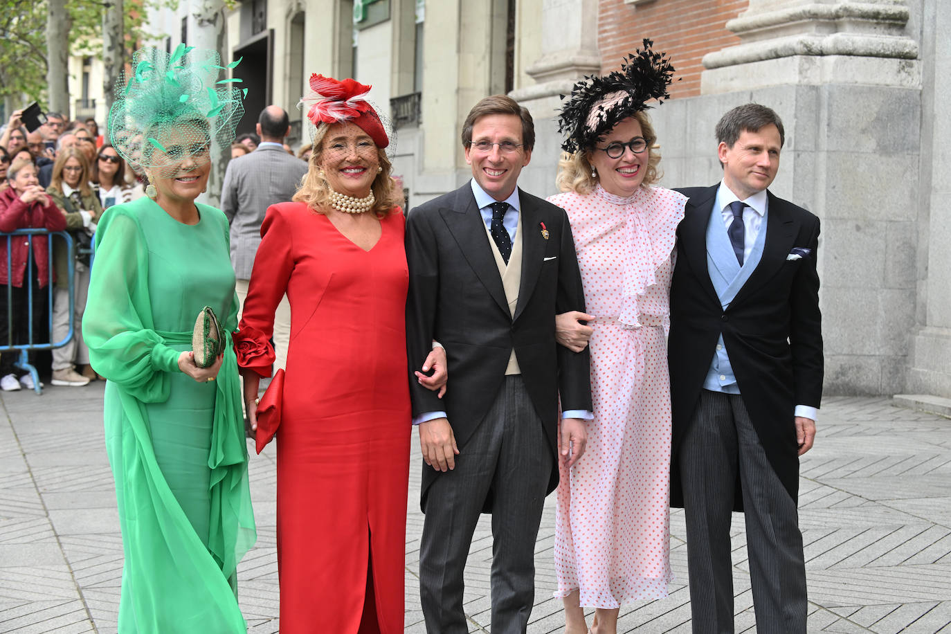 Las fotos de la boda de Almeida: los looks más atrevidos de los invitados