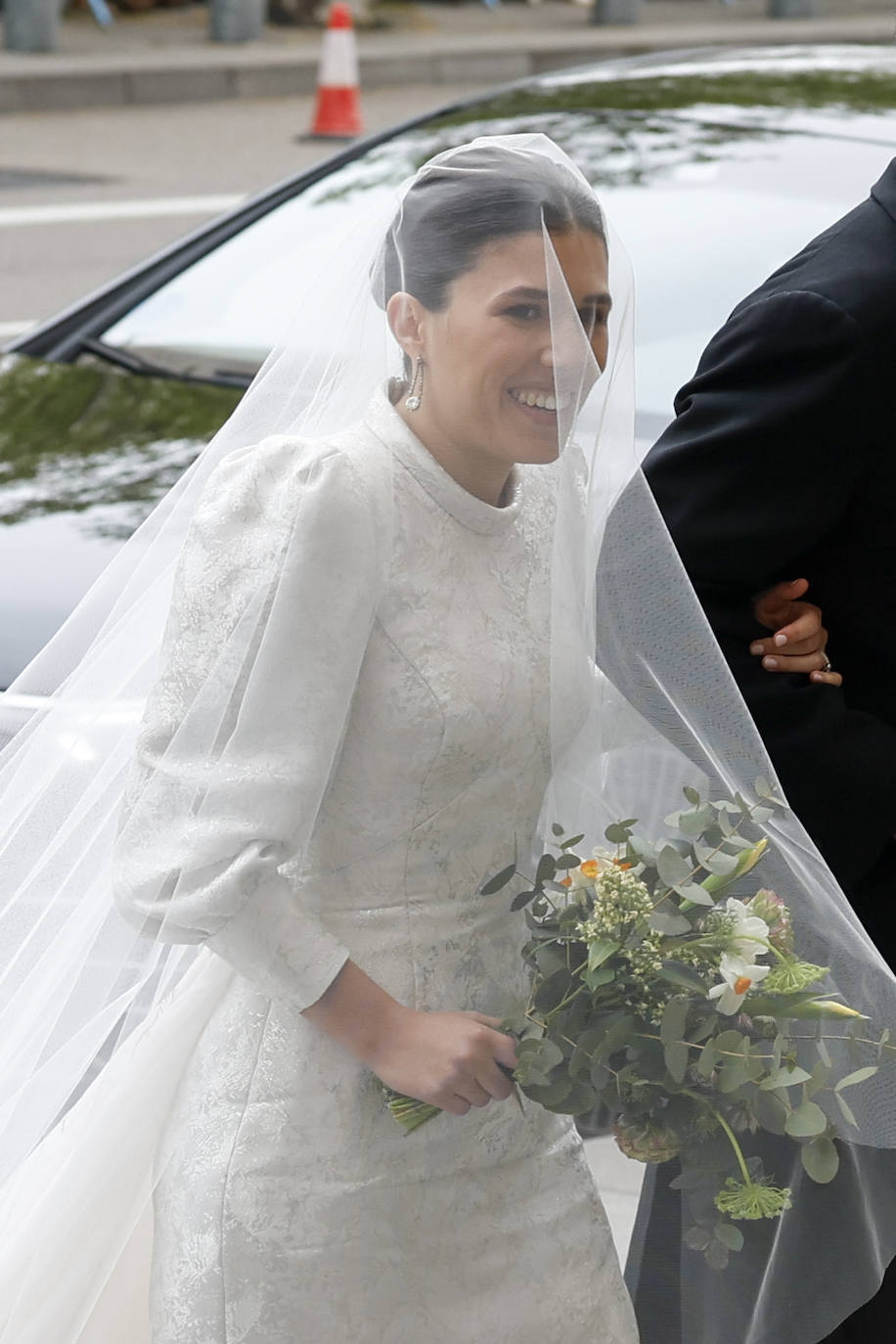 Las fotos de la boda de Almeida: los looks más atrevidos de los invitados