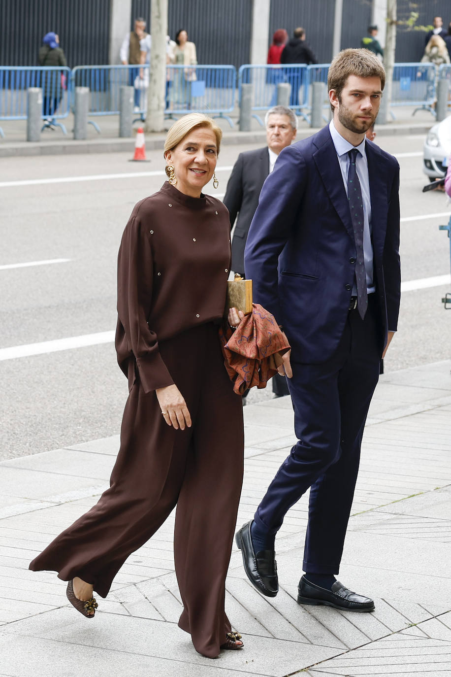 Las fotos de la boda de Almeida: los looks más atrevidos de los invitados