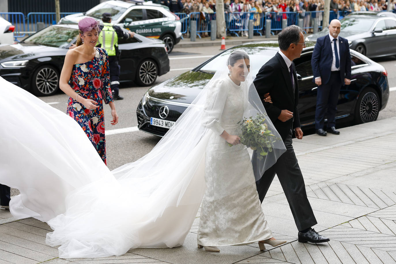 Las fotos de la boda de Almeida: los looks más atrevidos de los invitados