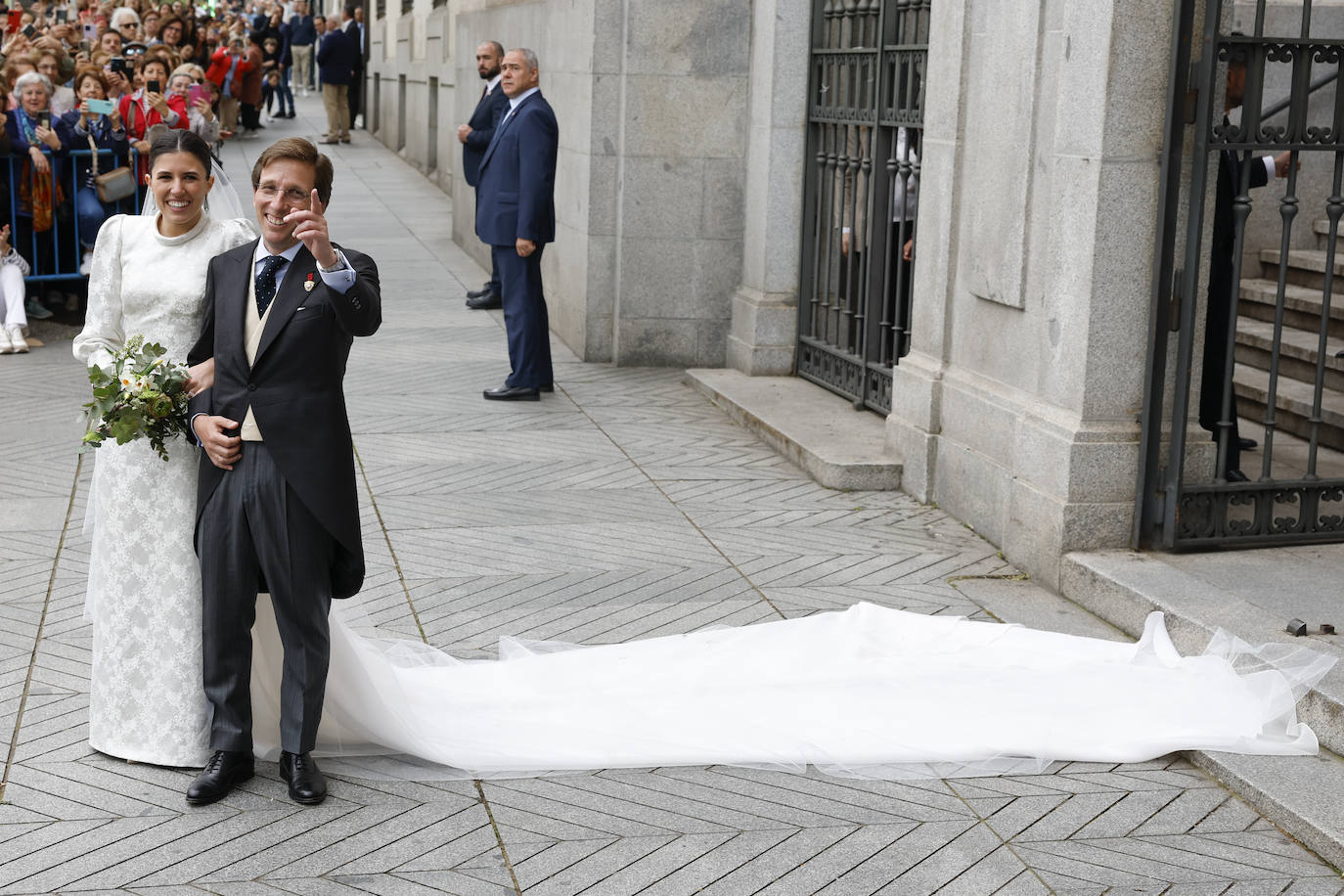 Las fotos de la boda de Almeida: los looks más atrevidos de los invitados