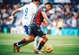 Brugué y Azón disputan el balón durante el Levante-Zaragoza.