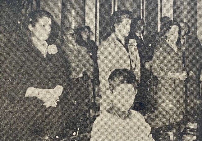 Teresa de Borbón, su madre, Alicia de Borbón y Habsburgo, y su hermana Inés, en la Basílica de la Virgen el 11 de marzo de 1959 en Valencia.