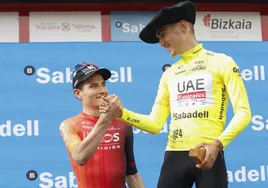 Carlos Rodríguez y Juan Ayuso se saludan en el podio tras la última jornada de la Itzulia-Vuelta al País Vasco.