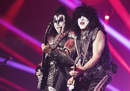 Gene Simmons y Paul Stalnley, del grupo estadounidense Kiss, en un concierto en Helsinki, en junio de 2022.