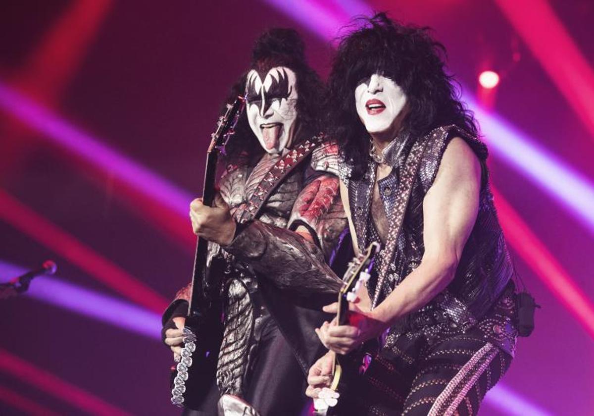 Gene Simmons y Paul Stalnley, del grupo estadounidense Kiss, en un concierto en Helsinki, en junio de 2022.