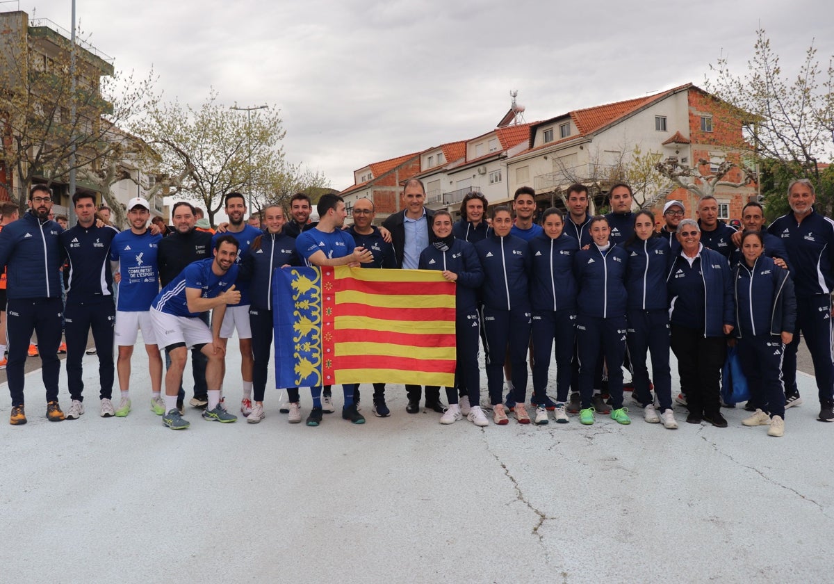 La expedición valenciana tras lograr el título en llargues.