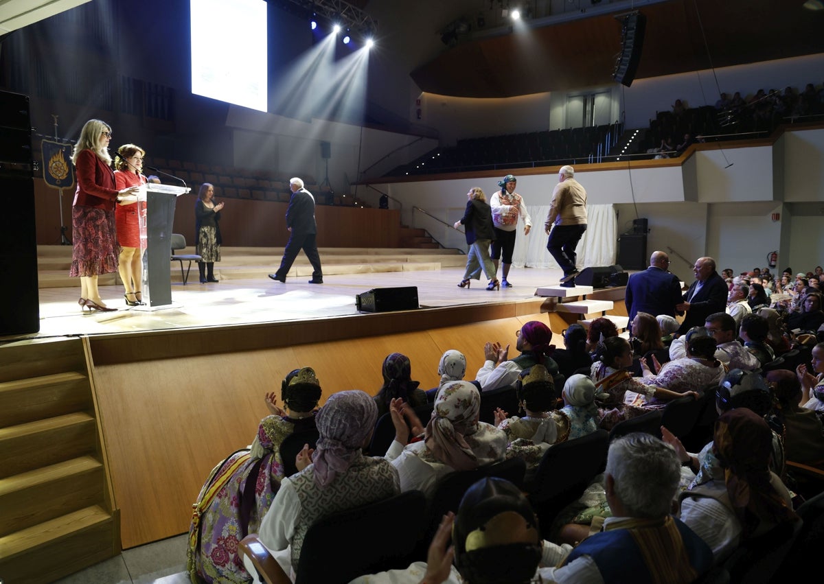 Imagen secundaria 1 - Algunas imágenes del emotivo acto que ha tenido lugar en el Palau de la Música de Valencia.