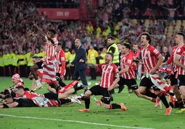 Los jugadores del Athletic celebran el título en La Cartuja de Sevilla.
