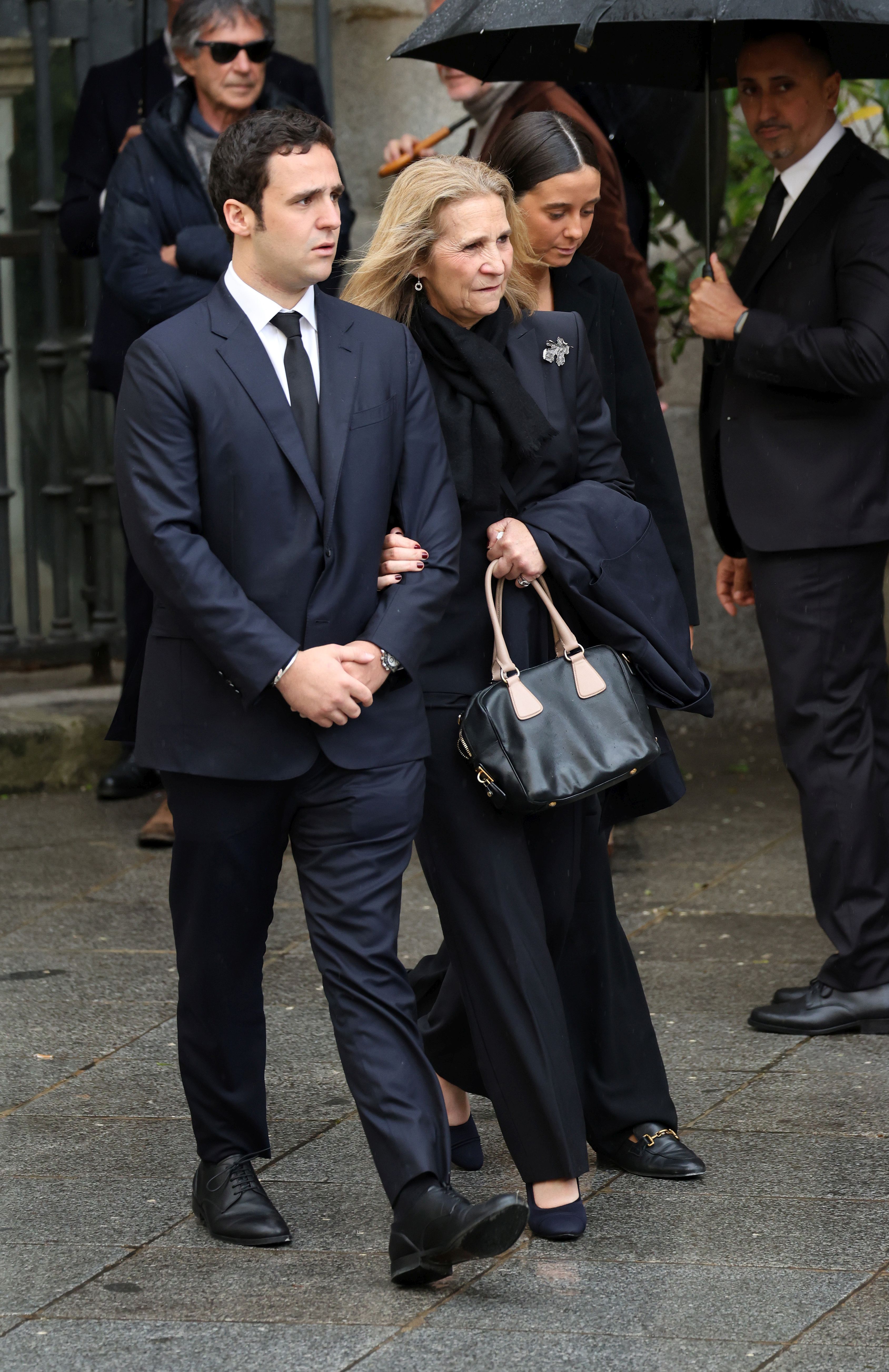 Fotos: los Reyes coinciden con Don Juan Carlos y Doña Sofía en el funeral de Fernando Gómez-Acebo