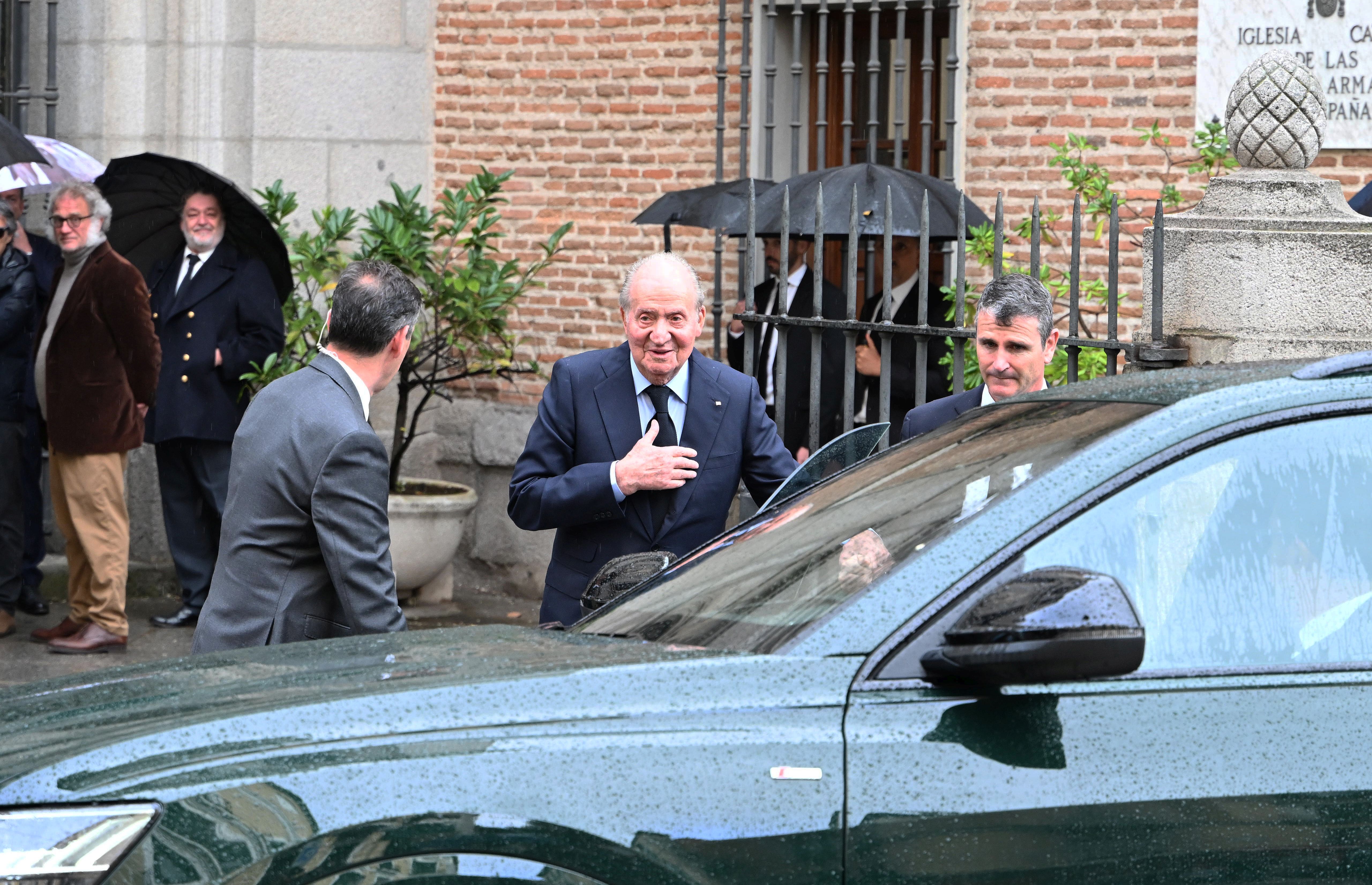 Fotos: los Reyes coinciden con Don Juan Carlos y Doña Sofía en el funeral de Fernando Gómez-Acebo