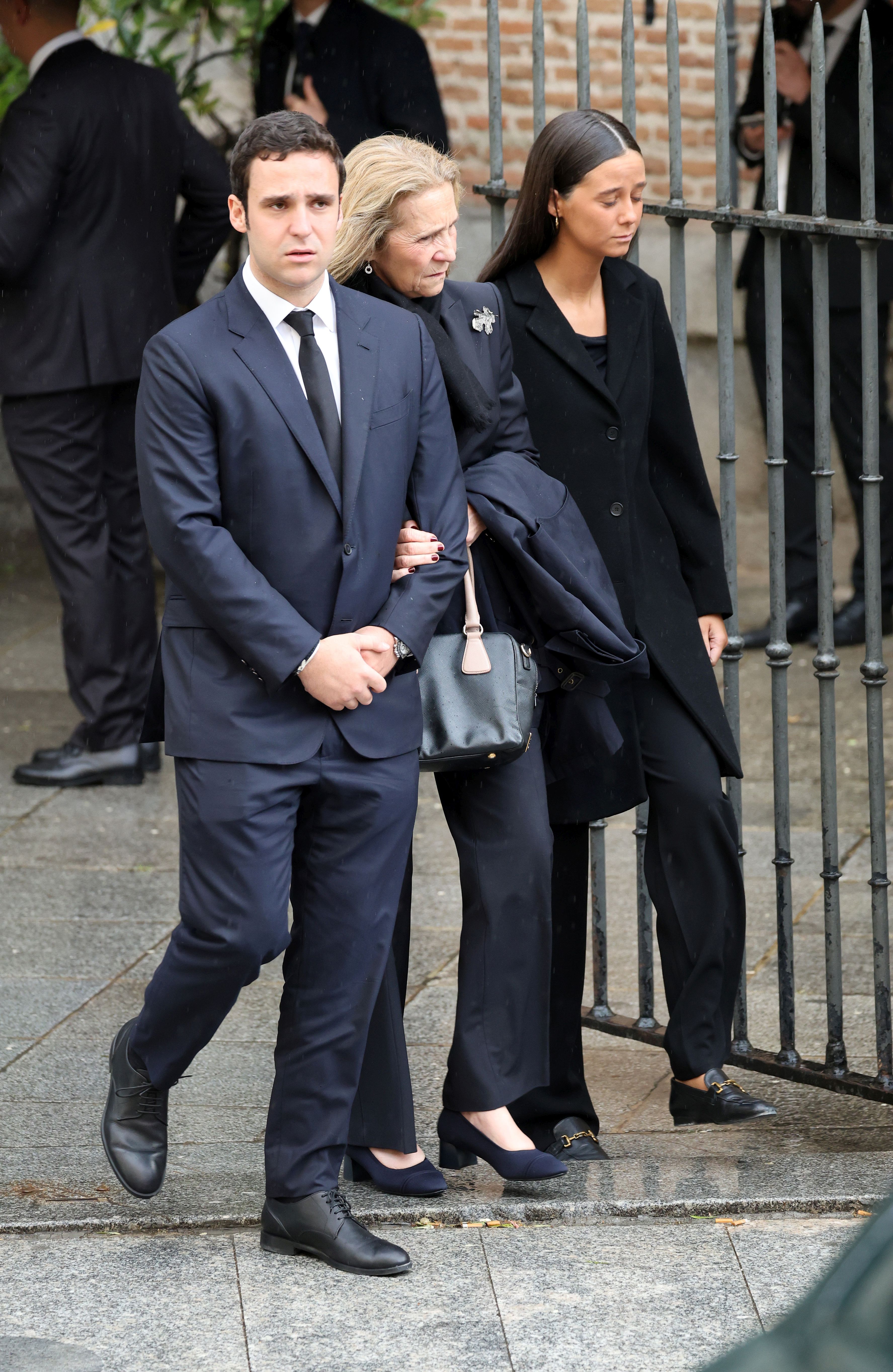 Fotos: los Reyes coinciden con Don Juan Carlos y Doña Sofía en el funeral de Fernando Gómez-Acebo