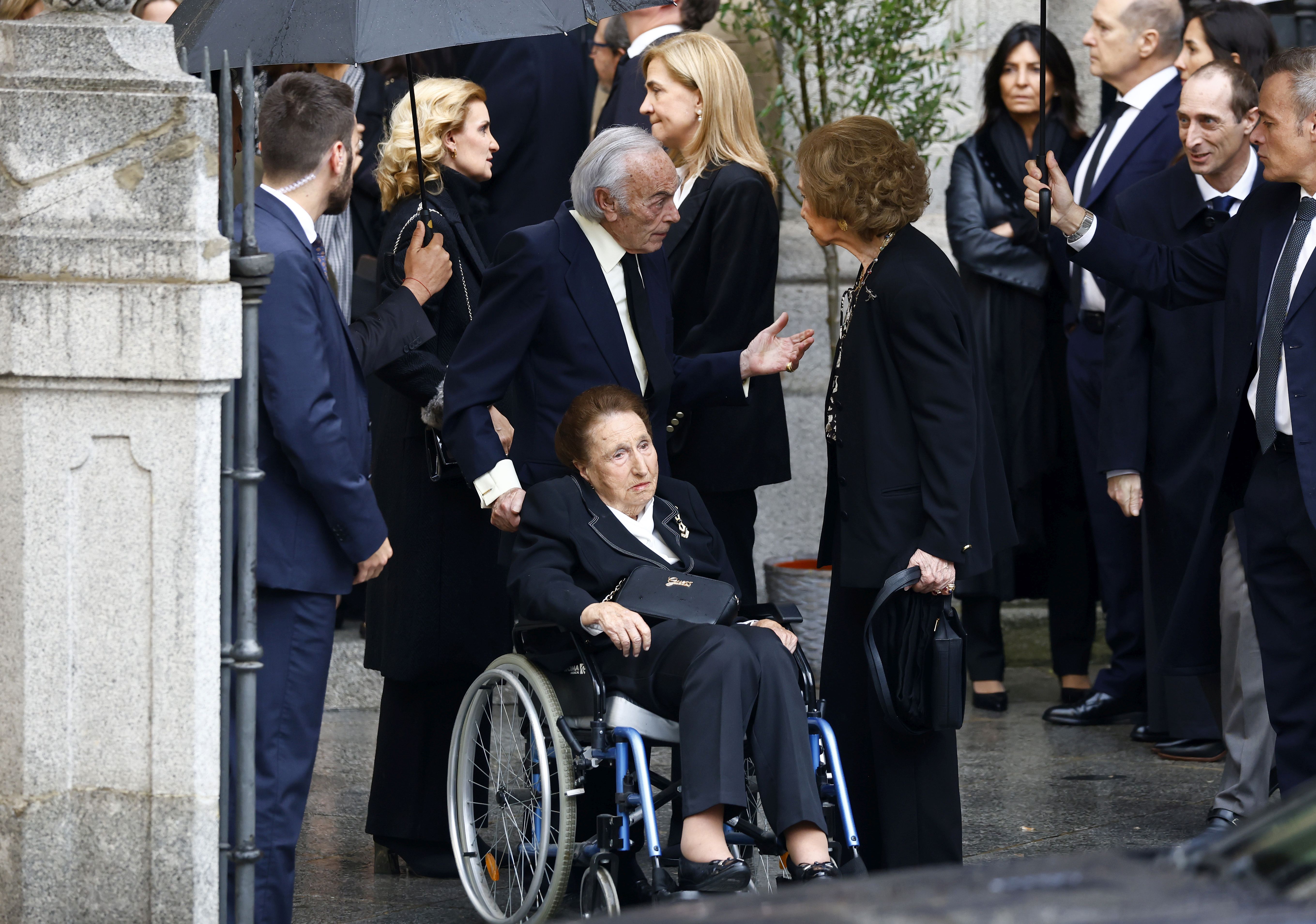 Fotos: los Reyes coinciden con Don Juan Carlos y Doña Sofía en el funeral de Fernando Gómez-Acebo