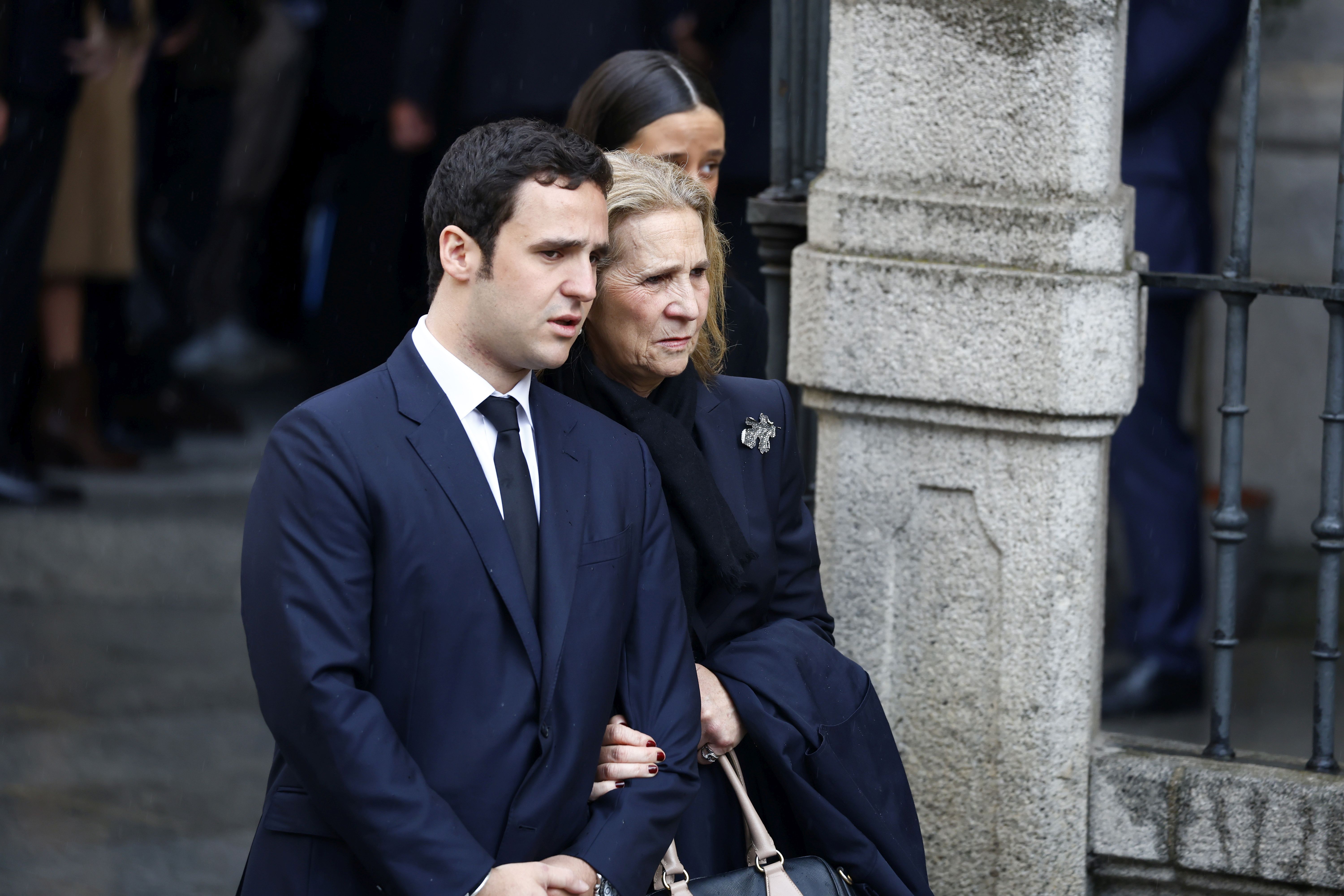 Fotos: los Reyes coinciden con Don Juan Carlos y Doña Sofía en el funeral de Fernando Gómez-Acebo