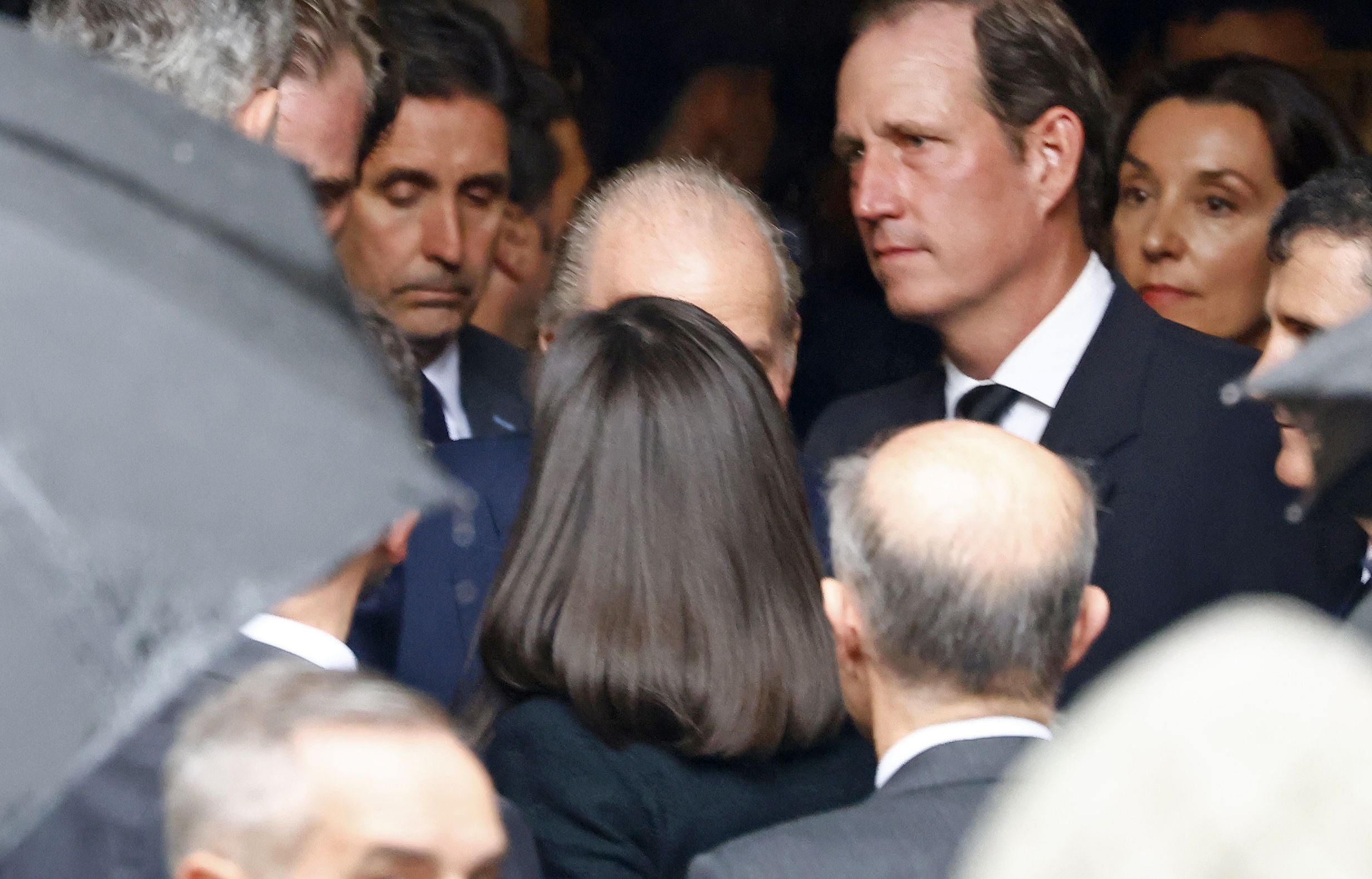 Fotos: los Reyes coinciden con Don Juan Carlos y Doña Sofía en el funeral de Fernando Gómez-Acebo