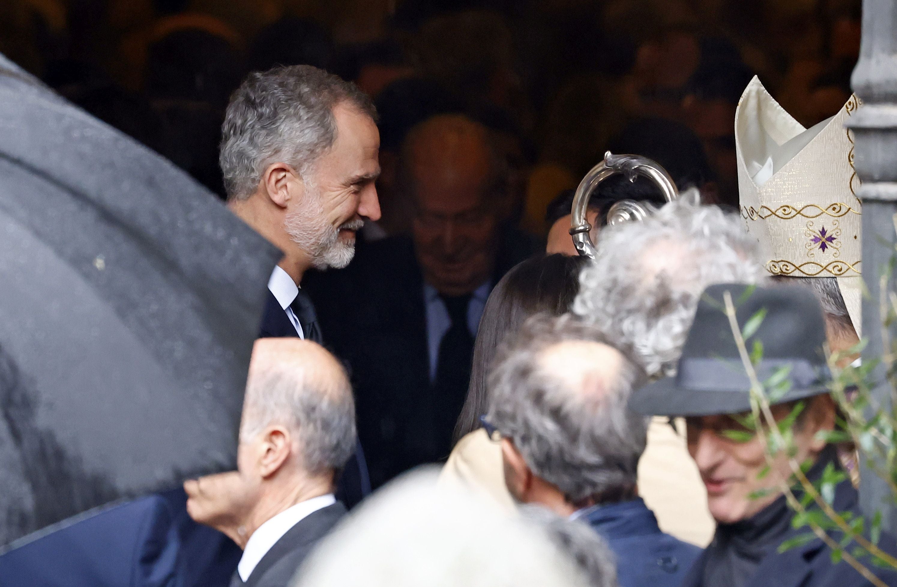 Fotos: los Reyes coinciden con Don Juan Carlos y Doña Sofía en el funeral de Fernando Gómez-Acebo