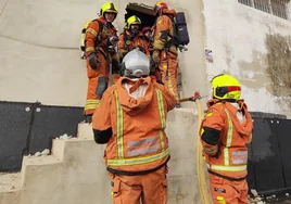 Un grupo de bomberos que participó en la extinción del incendio.