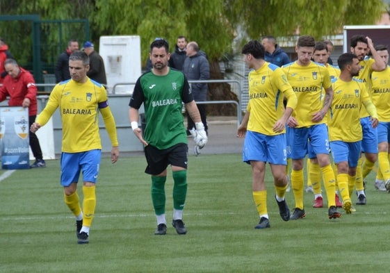 Jugadores del CD Dénia saltando al terreno de juego.