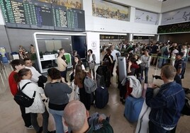 Trasiego de pasajeros en el aeropuerto de Manises en el retorno de las vacaciones.