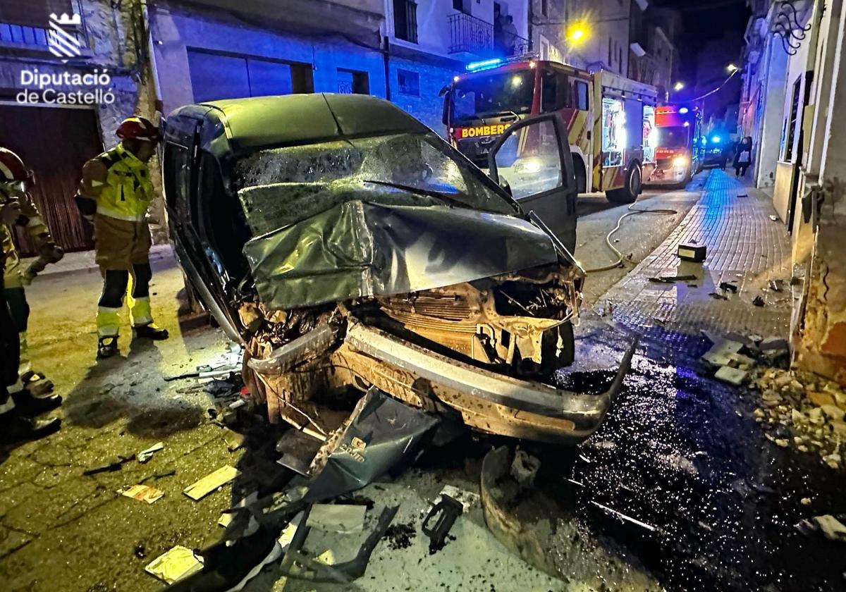 Dos jóvenes mueren en Jérica al chocar una furgoneta contra una casa