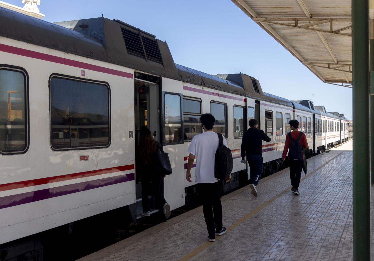 Renfe abre los plazos para adquirir los abonos gratuitos de mayo hasta septiembre: cómo conseguirlos