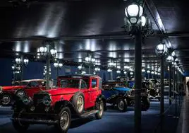 El príncipe Alberto de Mónaco muestra su colección privada de coches antiguos