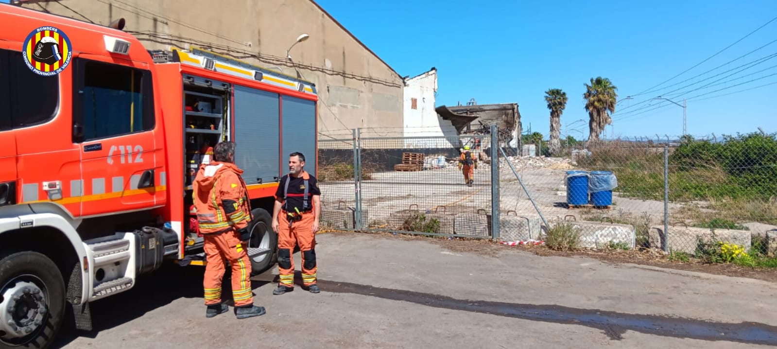 Bomberos trabajando en una de las naves.