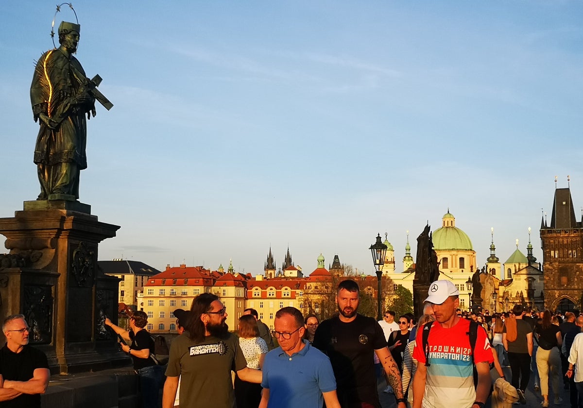 Imagen principal - Ángeles y demonios en la media maratón de Praga