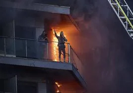 Dos víctimas piden auxilio desde el balcón de su casa.