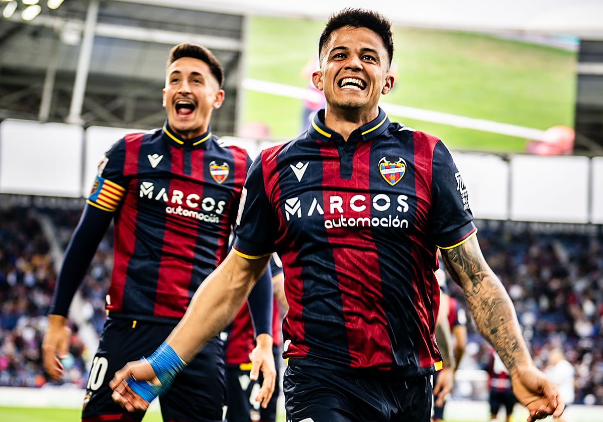 Brugué (derecha) celebrando el gol que anotó ante el Zaragoza.