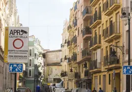 Cartel que advierte de las cámaras de tráfico en Ciutat Vella.