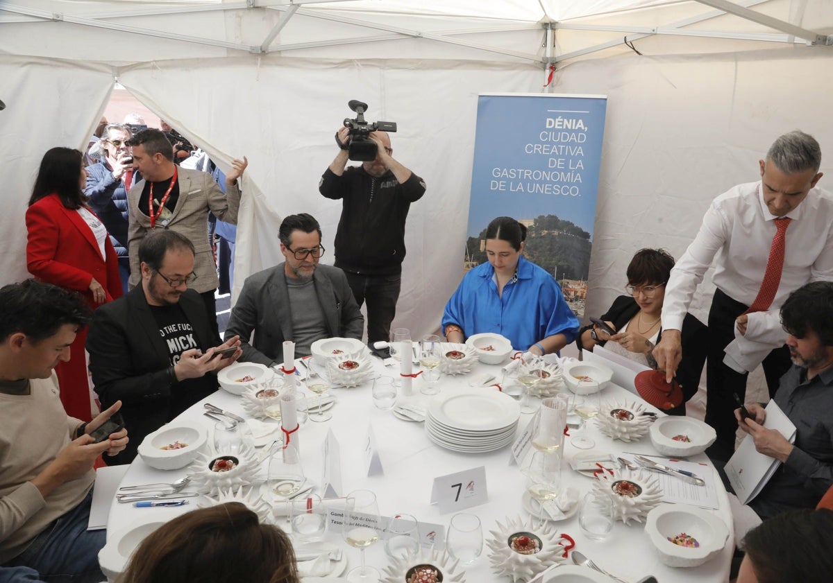 Imagen principal - El jurado degustando el plato del chef de Dénia, Federico Guajardo, los cocineros en el Mercat Municipal y el artista Toni Marí hablando tras recibir el premio especial.