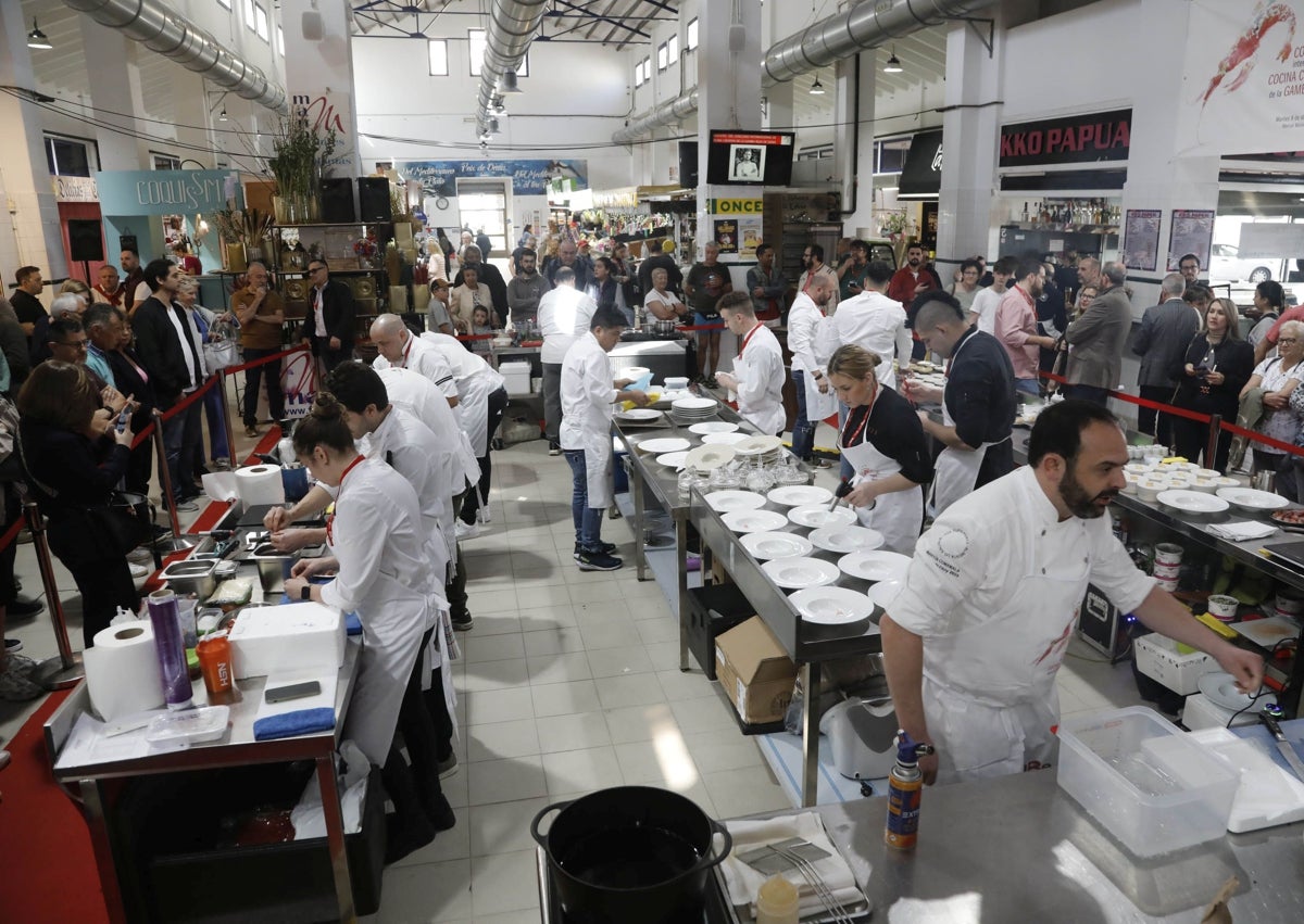 Imagen secundaria 1 - El jurado degustando el plato del chef de Dénia, Federico Guajardo, los cocineros en el Mercat Municipal y el artista Toni Marí hablando tras recibir el premio especial.