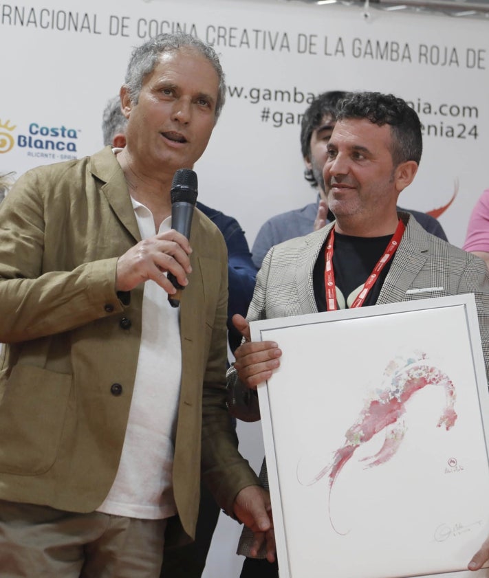 Imagen secundaria 2 - El jurado degustando el plato del chef de Dénia, Federico Guajardo, los cocineros en el Mercat Municipal y el artista Toni Marí hablando tras recibir el premio especial.