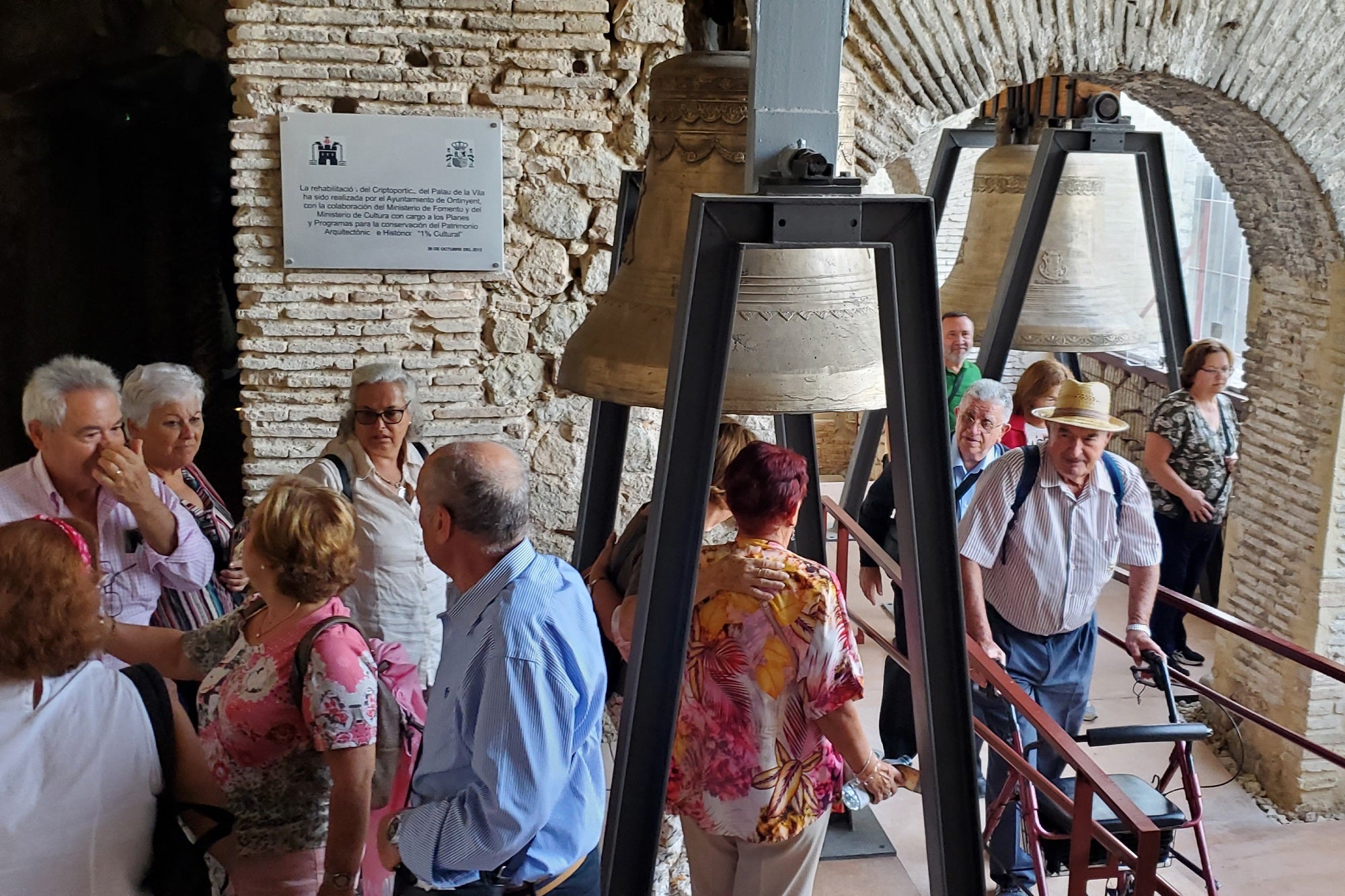 Jubilados visitantando El Palau de la Vila de Ontinyent.