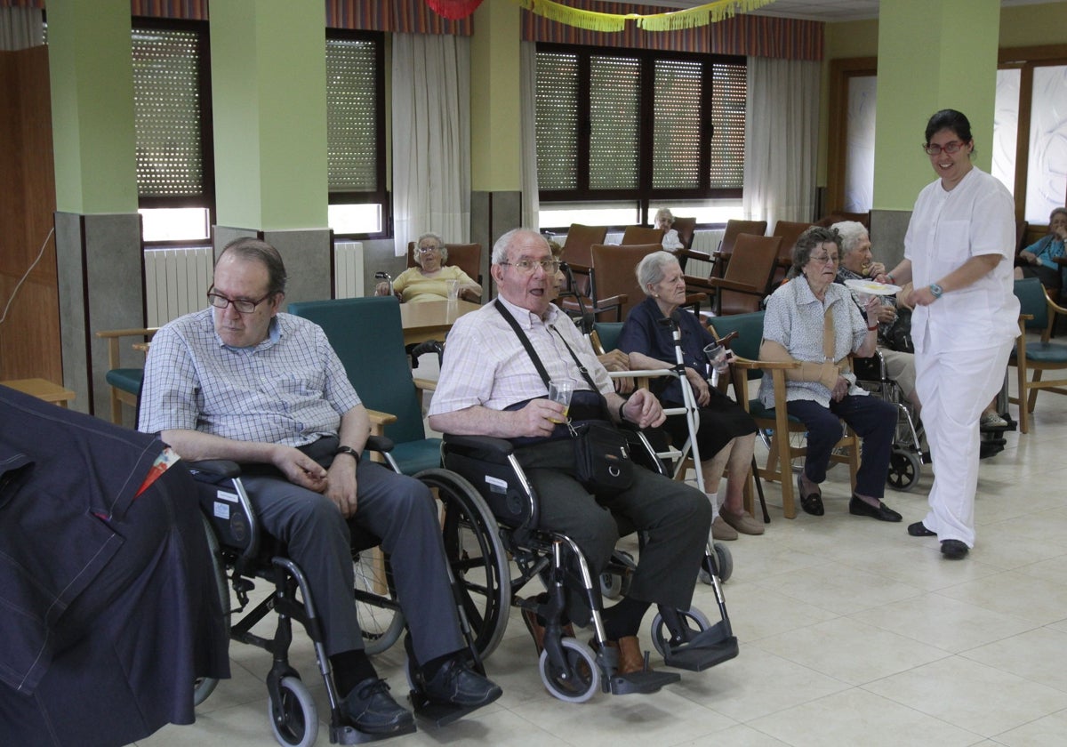 Varias personas mayores en una residencia.