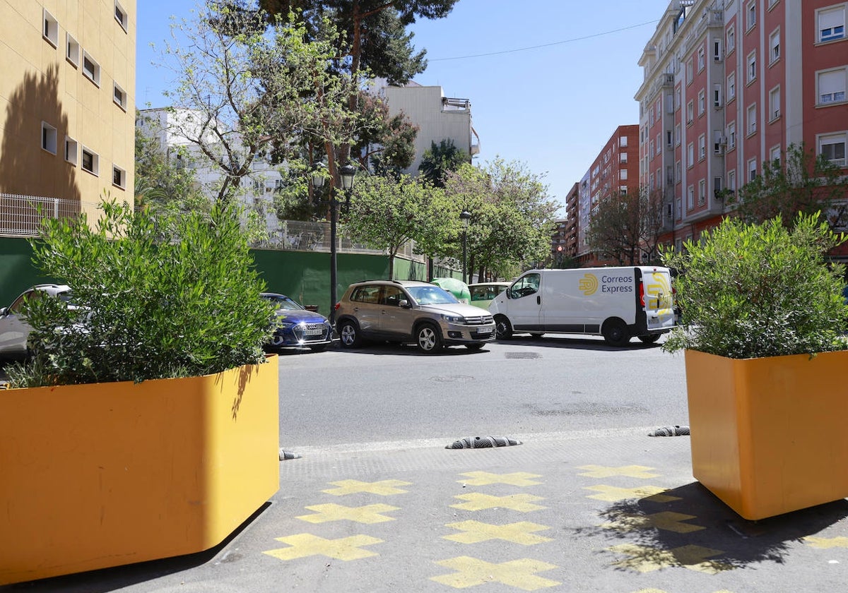 Coches aparcados en la supermanzana de la Petxina.