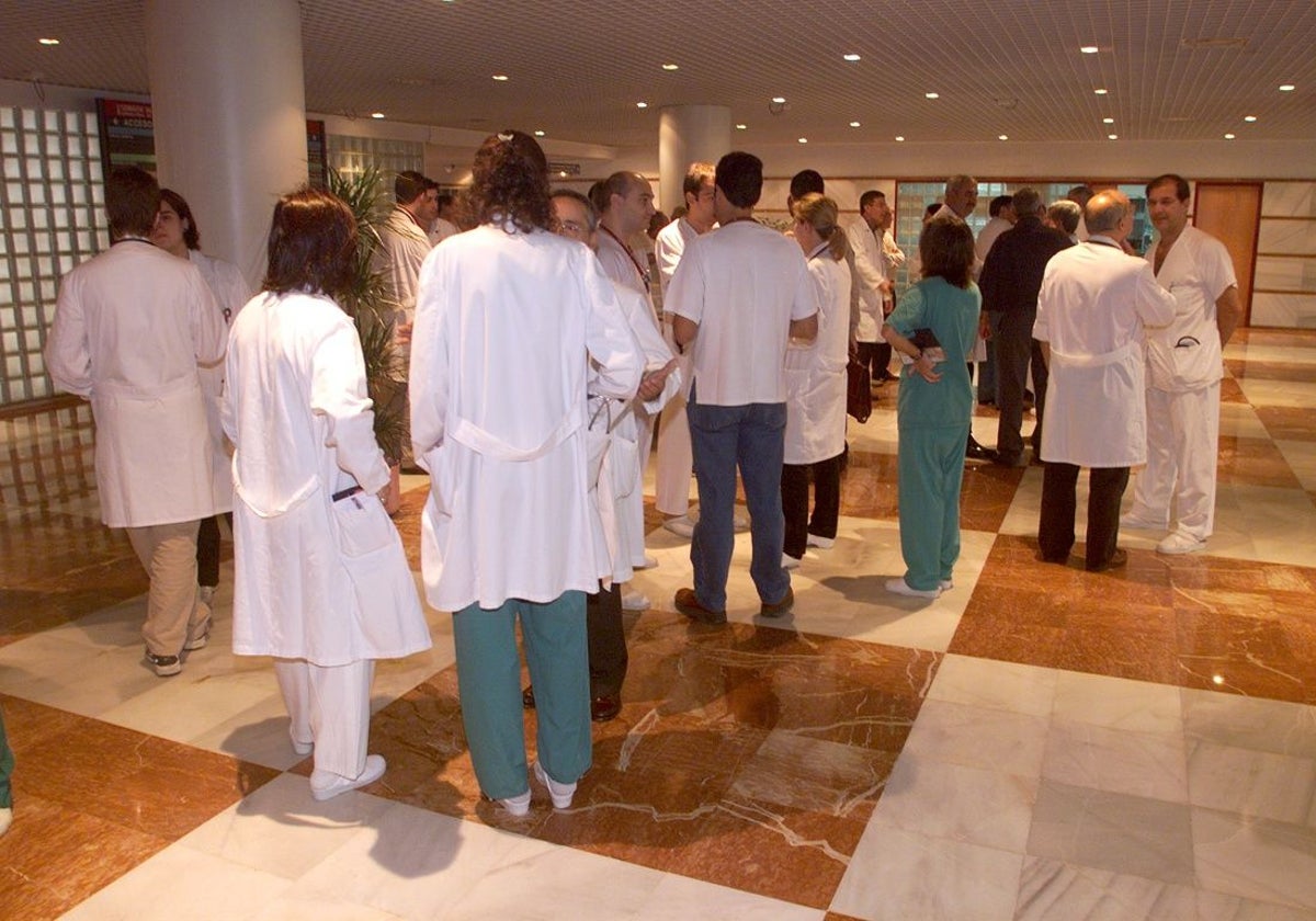 Varios médicos en un centro sanitario.