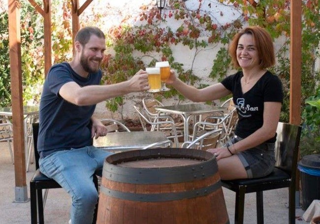 Los maestros cerveceros Andreas Háckansson y Cristina Saez.