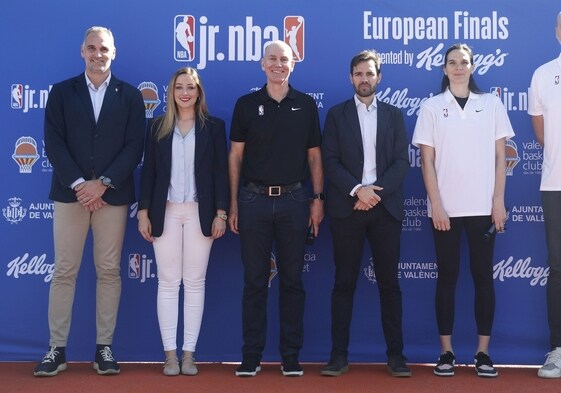 Neal Meyer, tercero por la izquierda, en la presentación en Valencia de las Jr. NBA European Finals.