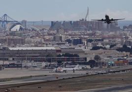 Un avión despega desde el aeropuerto de Valencia.