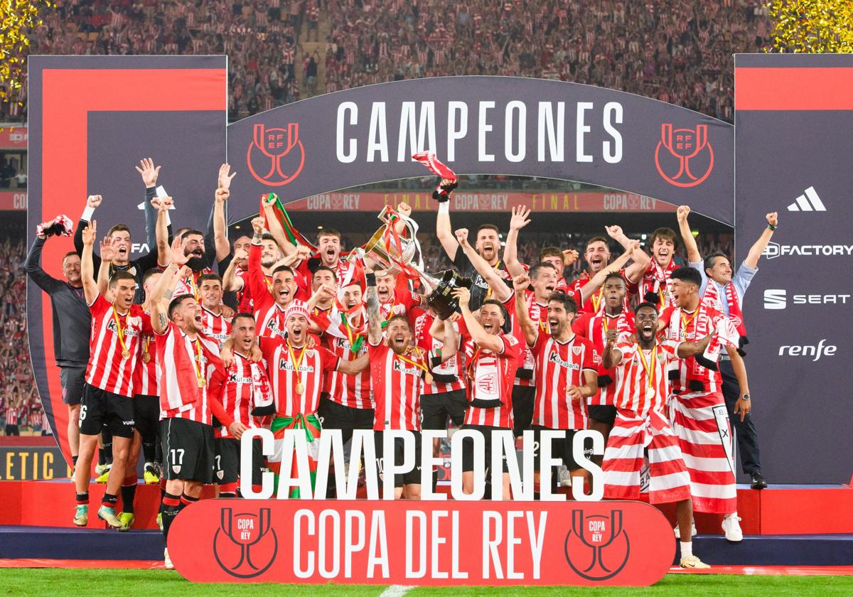 La plantilla del Athletic Club levantando la Copa del Rey.